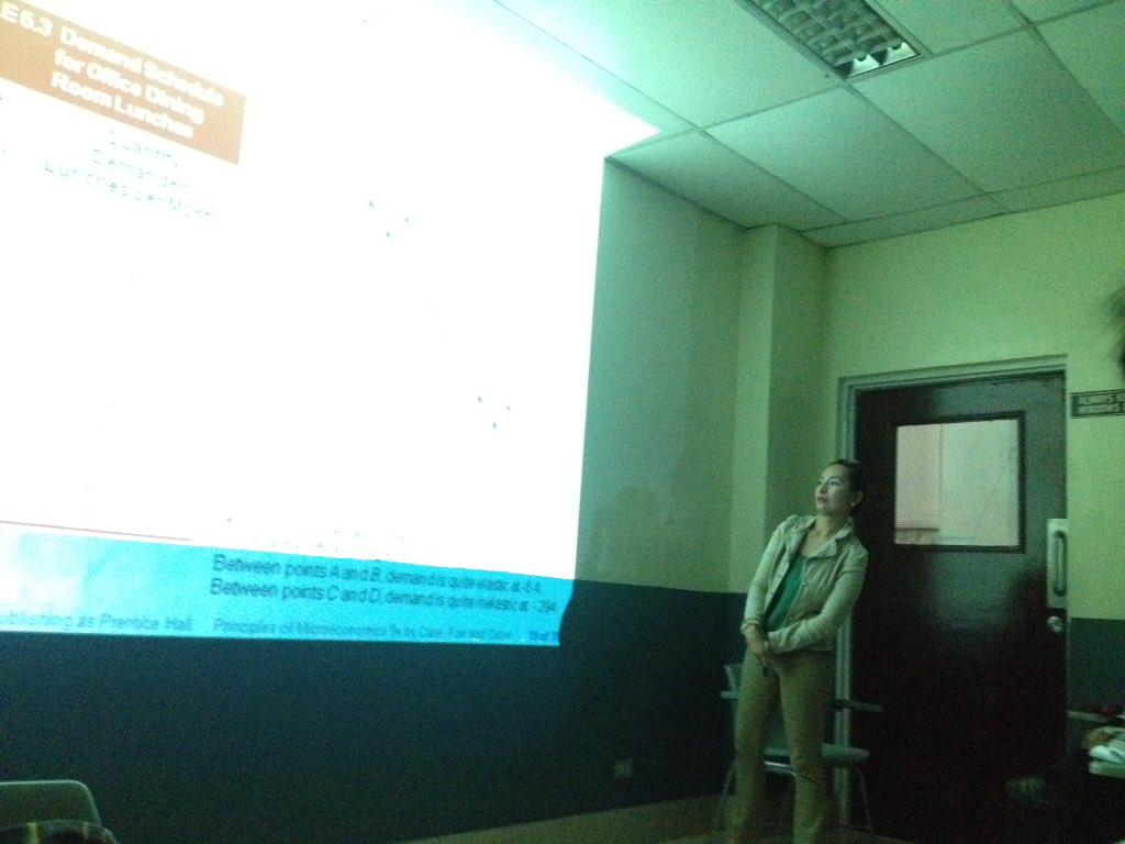raffy_louise's tweet photo. right now! #micro #9pmclass ๐ญ https://t.co/YwT6EINlam