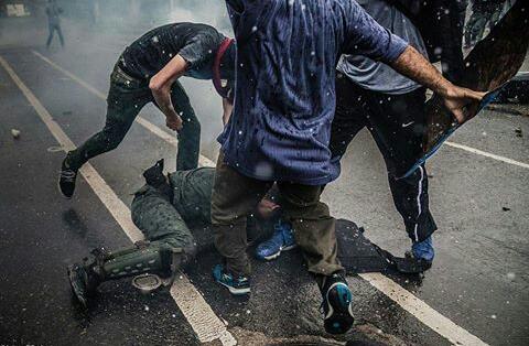 DolarToday's tweet photo. El Miedo al represor se perdió,el repudio y el asco aumentó.Ahora el represor del régimen empieza a recibir su ración de PATRIA https://t.co/U0PUWLWHkM