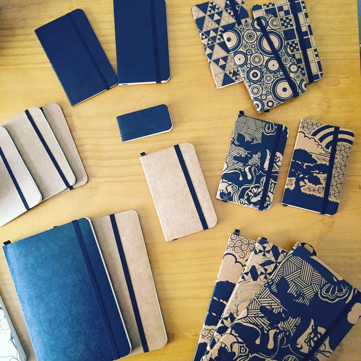 Moleco's tweet photo. Elegância em #Kraft e preto, com miolo em papel #reciclado, só a #Moleco tem! 😉💚📝♻️ #escolhaMoleco #molecomania #molecolovers https://t.co/Zmmd8yTl9J