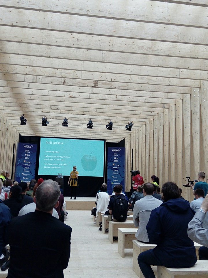 UltrahackHQ's tweet photo. Team Classroom @perfektio , the #5gfwd #ultrahack winner, pitching their solution for @TeliaCompany's 5G Apps challenge @ #suomiareena https://t.co/S5HxbEUJNG