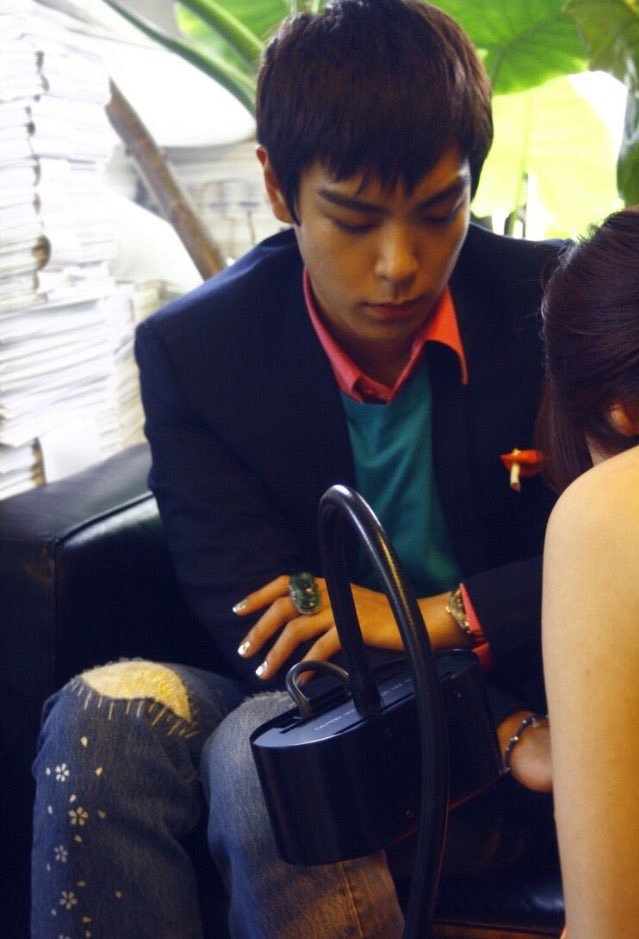 JlWONftMINO's tweet photo. remember when #GTOP had their nails painted together? https://t.co/xNCH4eEYti