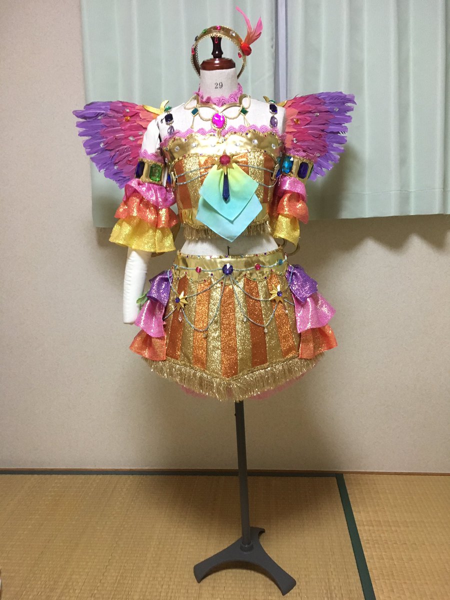 霜月サト 衣装 アイカツスターズ 香澄真昼 スタープレミアムレアコーデ デイライトフェスティバル 装飾が大変でした 写真じゃ見にくいけど羽根も胸元の布にもラメスプレーしてるから全部キラキラしてる Aikatsustars さといも工場 T Co