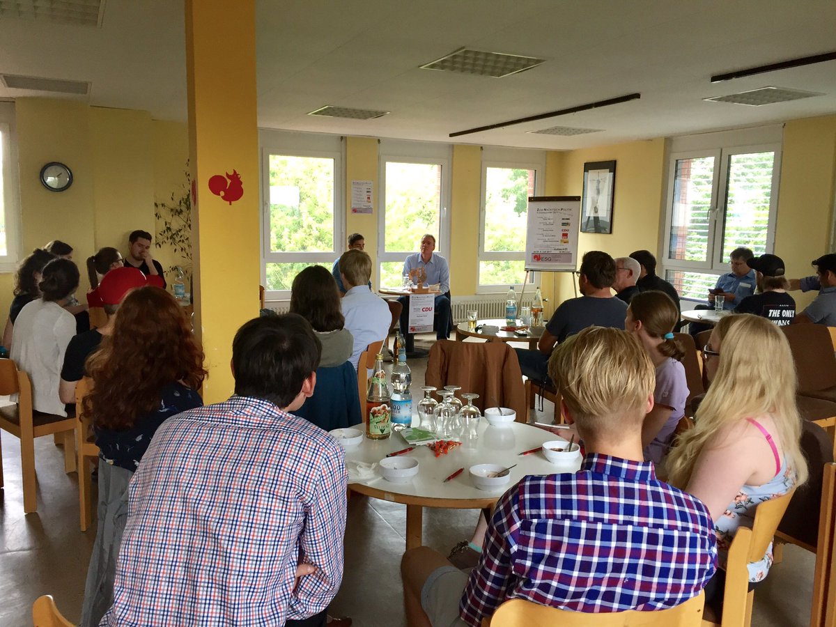 theomschm's tweet photo. Tolle Veranstaltung der #ESGTrier "Zum Nachtisch Politik" mit #CDU #BTW2017 Kandidat @AndreasSteier mit Studenten d. @TrierUni . #aumfb https://t.co/pwhH3ZJQfx
