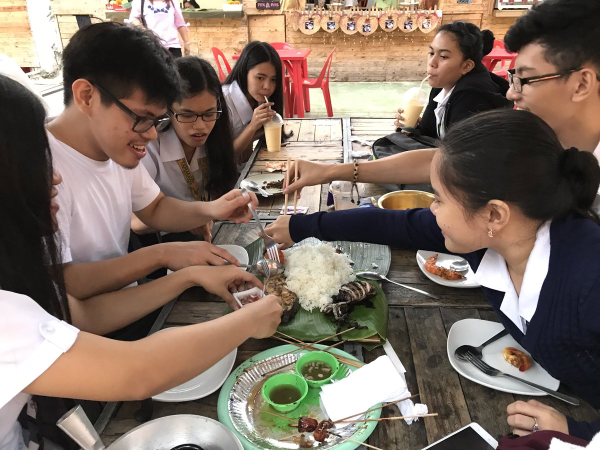HavePeyt's tweet photo. Boodle na nabudol! HAHAHA! Worth it naman โบ๏ธ Mababait sila niyan kasi nakauniform. Haha! Bawal daw yung anoo. Okay lang yan ๐ #ExtraClothes https://t.co/P2pXNBArHL