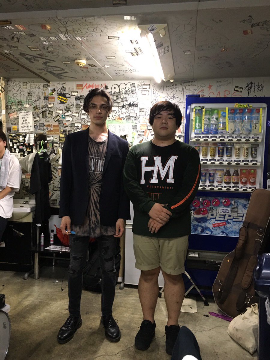 chanchanchun39's tweet image. wrong cityのライブ始めてみたのですが
ビビるくらいにロックスターすぎてカッコよかったです。

せっかくなのでボーカルのビクターさんと僕を比べてみました。

どうですかね？？

#wrongcity
#39degrees