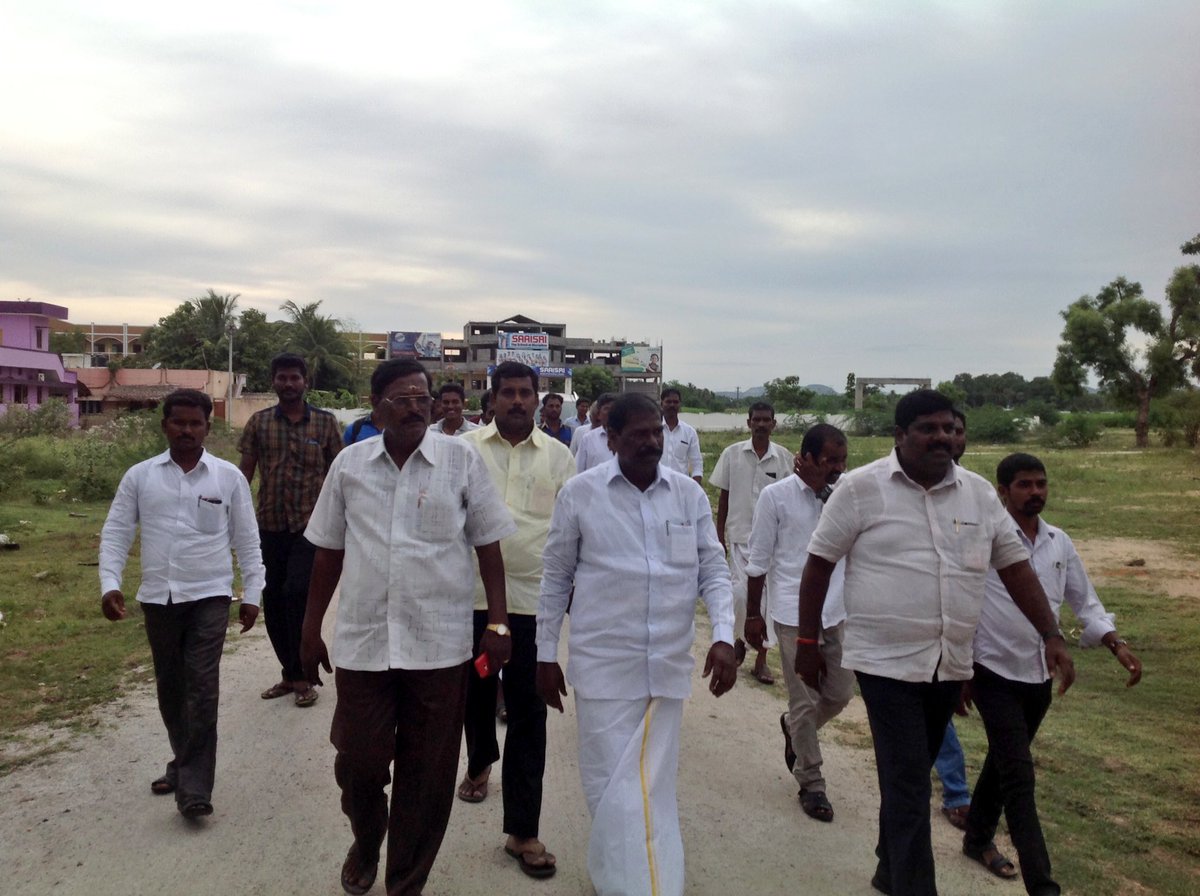 PmkGkm's tweet photo. பள்ளிப்பட்டு அருகே ஆந்திர அரசு தடுப்பணை கட்டுவதை கண்டித்து வருகின்ற 15.7.2017 நடைபெற உள்ள ஆர்ப்பாட்டத்திற்கான இடத்தை பார்வையிட்டபோது. https://t.co/acOhQUxCON