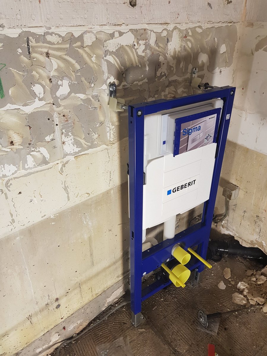 wouterommeslag's tweet photo. Werken clubke dag 11. Nieuwe plafond droogt en sanitair-in-wording #odiseefm https://t.co/KE7Y1Jlpfy