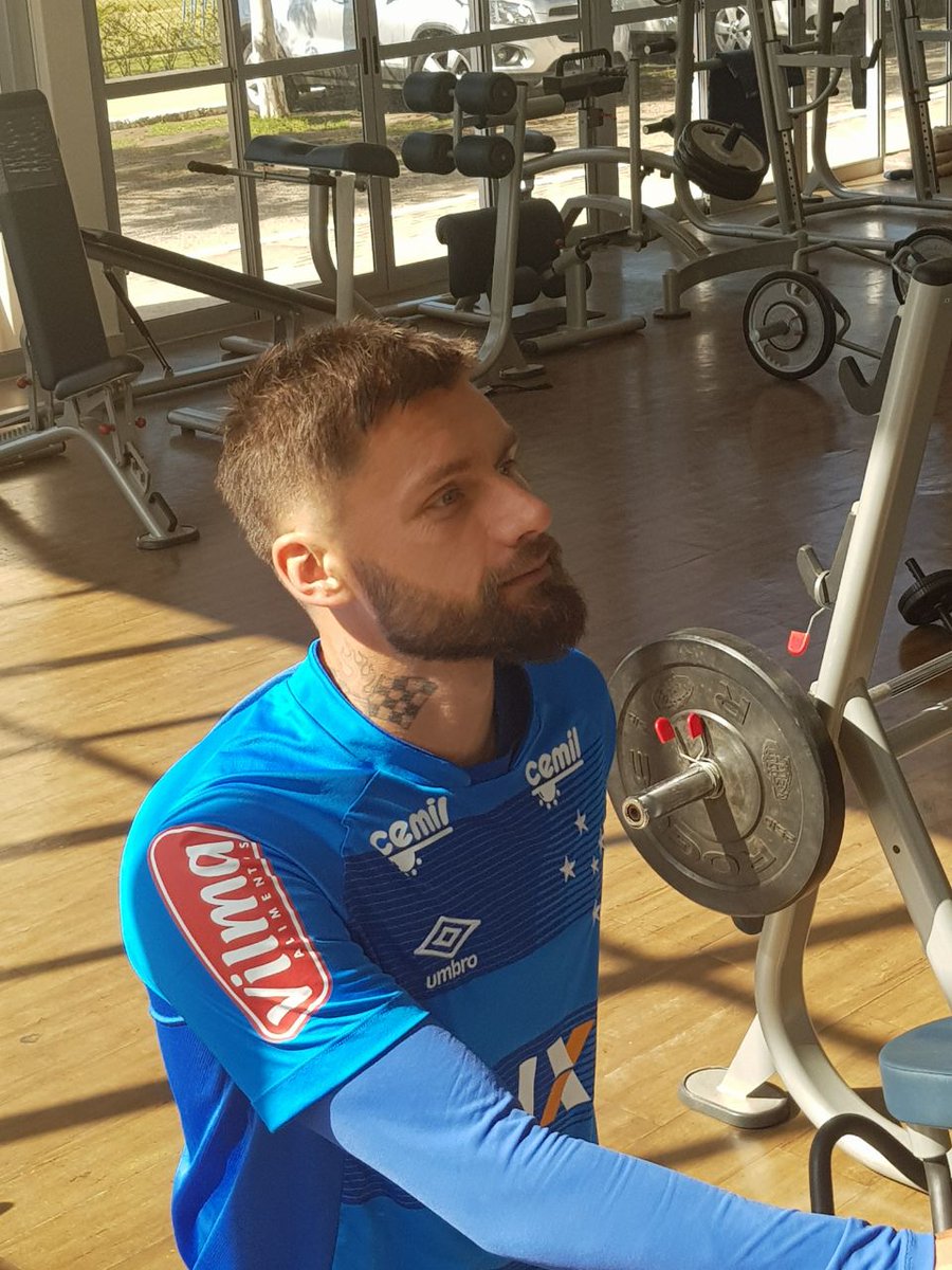 Rafael Sobis muda visual e causa grande repercussão nas redes sociais