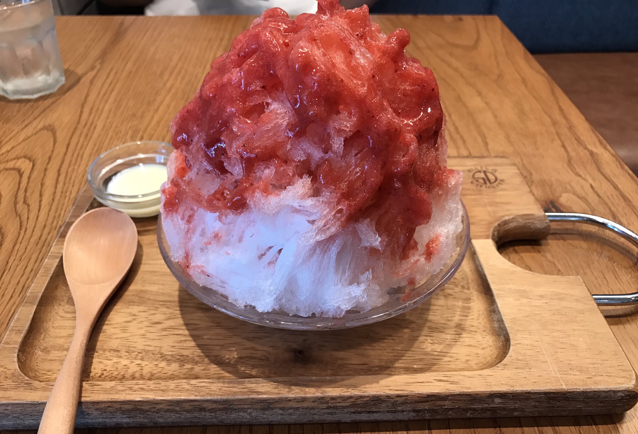 Atsuko Cafe Amp Kitchen Nanairo 紅花苺という イチゴシロップかき氷 と 太白星 ヴィ ナス という ローズヒップシロップかき氷 手作りイチゴシロップが美味しぃ 木のトレーが かわいくって かき氷のビジュアルを より一層引き立てていると思い