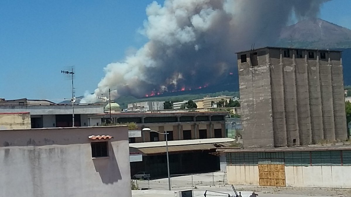 Il #Vesuvio e #Messinabrucia bruciano da giorni. Però dai volete mettere l'essere informati dai Tg nazionali sugli incendi in #California ?