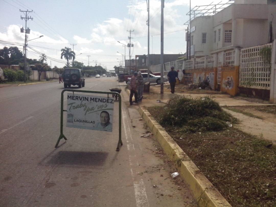 Seguimos con el operativo de limpieza en la calle Vargas entre Av.42 y Av.43... Seguimos trabajando