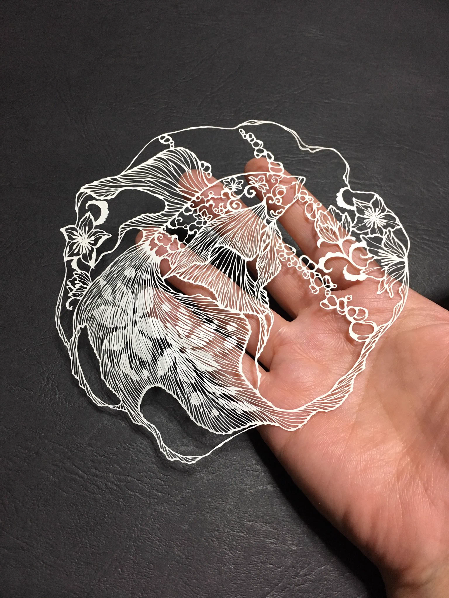 美しすぎる！w切り絵で作られた繊細なアートがすごすぎるww