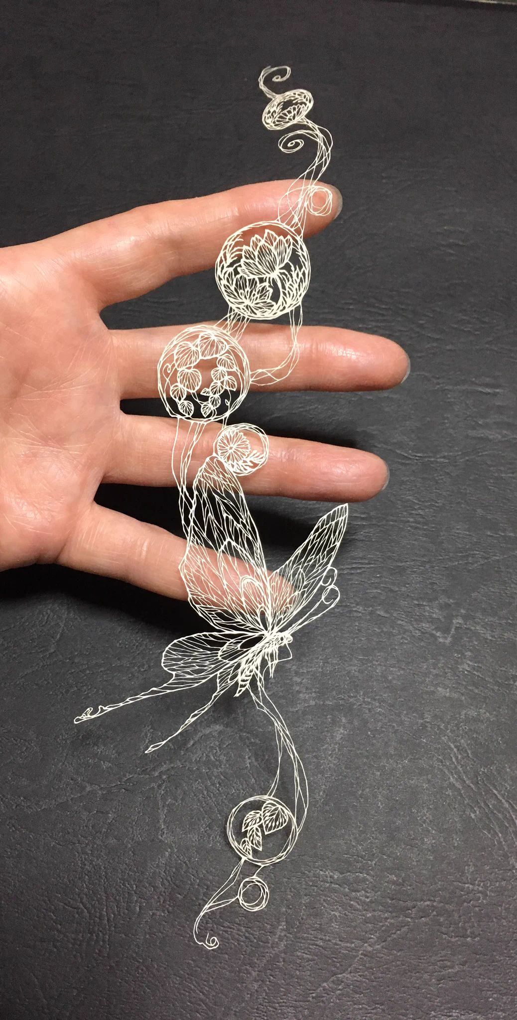 美しすぎる！w切り絵で作られた繊細なアートがすごすぎるww