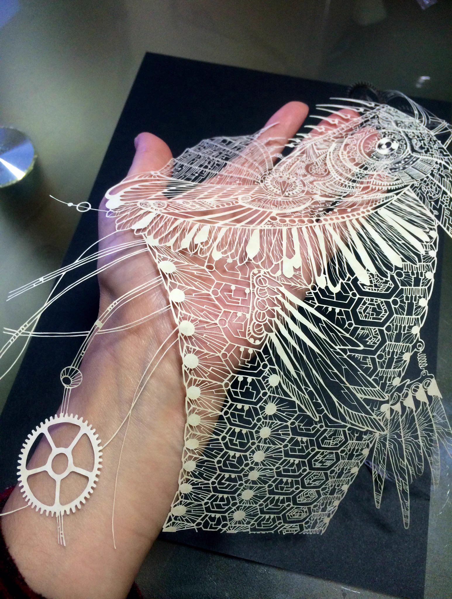 美しすぎる！w切り絵で作られた繊細なアートがすごすぎるww