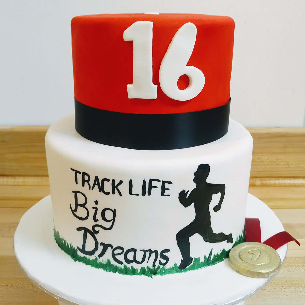 DolcezzaCakes's tweet photo. Sweet 16 cake for an avid runner. #sweet16cake #sweetsixteen #runnercake #bramptoncakes https://t.co/7ufFxNgRo7