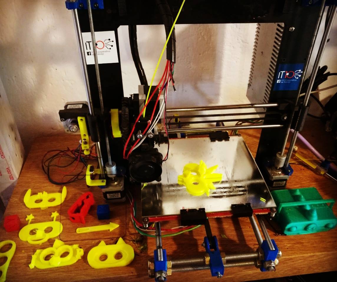 #IngenieriaRobótica. #Autobot, placas #Edukit10. #Diseño3D #Impresión3D y #Talleres para chicos/as. Actividades en #vacaciones!