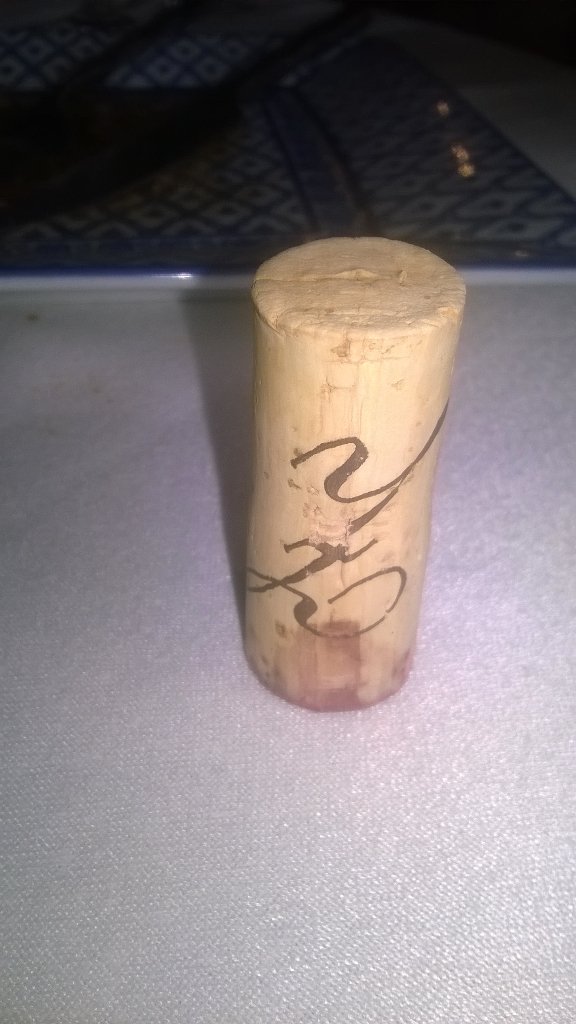 Nos podéis ayudar? Estamos buscando qué vino es este. Sólo tenemos el corcho y es tinto