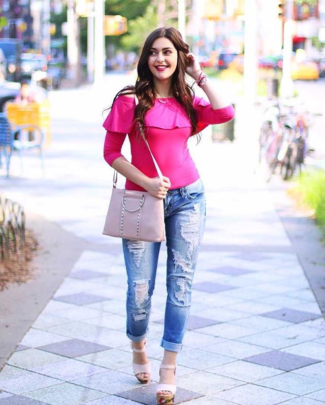 Strut in those #WallFlowerJeans @carlymaddox 🔥💕💗 🔥💕💗 #SummerStyle #SummerVibes