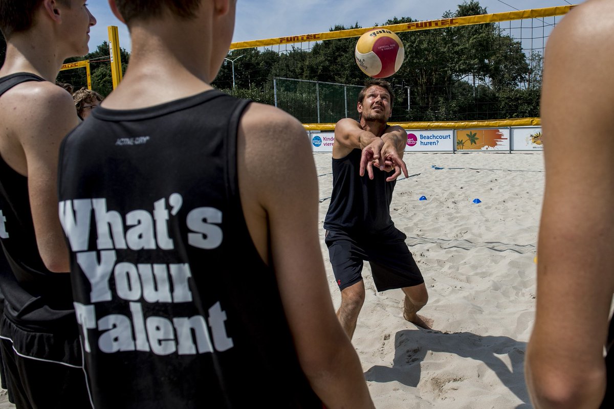 Wie van de 28 teams wordt 1e NK What's Your Talent? 15/07 op het strand in Scheveningen! <a href="/nlbeachvolley/">Beachvolleybal</a> Meer info: bit.ly/2v8tX56 🏐