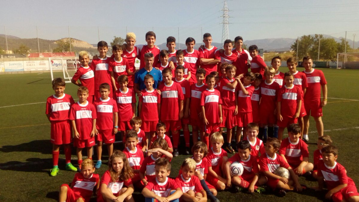 SantaAtco's tweet photo. queremos agradecer a pep lluis marti, la visita a los chicos del campus del santa catalina, actualmente entrenador del  cd tenerife, 👏 https://t.co/dSzikmec3P