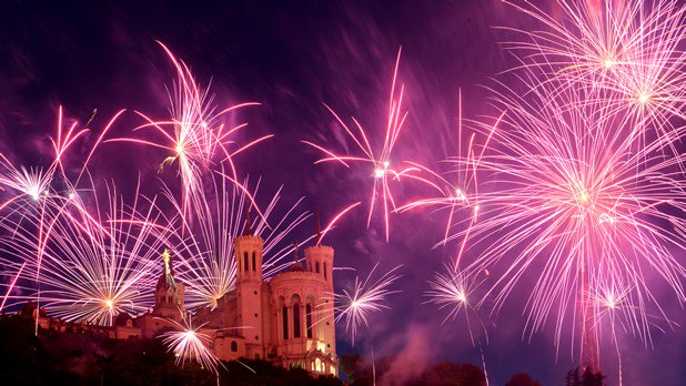 yiondelyon's tweet photo. Les feux d’artifices de la Fête Nationale 2017 près de chez vous https://t.co/Vwf38Tg7yR https://t.co/60bOE9vHFO