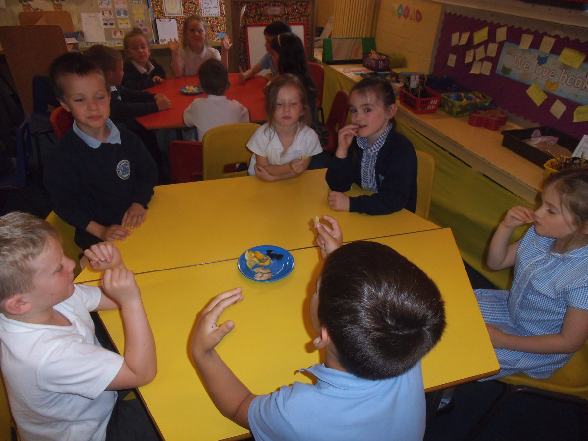 1LPoppletonRoad's tweet photo. This afternoon we tested our sense of taste by experimenting with different foods! We tasted lemon, dark chocolate, honey and crisps. https://t.co/reeqeHhK2U