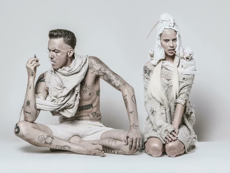 Die antwoord текст. Группа die antwoord. йоланди фиссер и ниндзя. йоланди фиссер 2025. уоткин тюдор джонс.