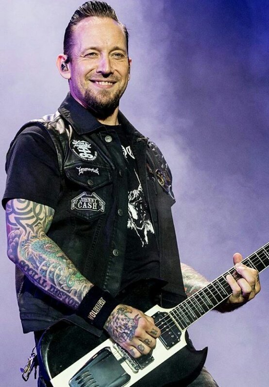 volbeatlizard's tweet photo. its #perfectpoulsenpompadourtuesday! #volbeat #Michaelpoulsen #pompadour #shinergold even when it's not perfect it's amazing https://t.co/bpEAjqwfIn