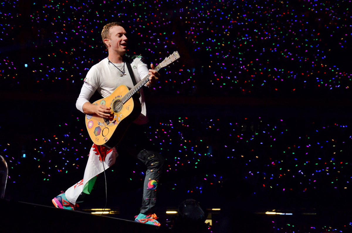 coldplay's tweet image. The xylobands are shining bright tonight! A #ColdplayCardiff