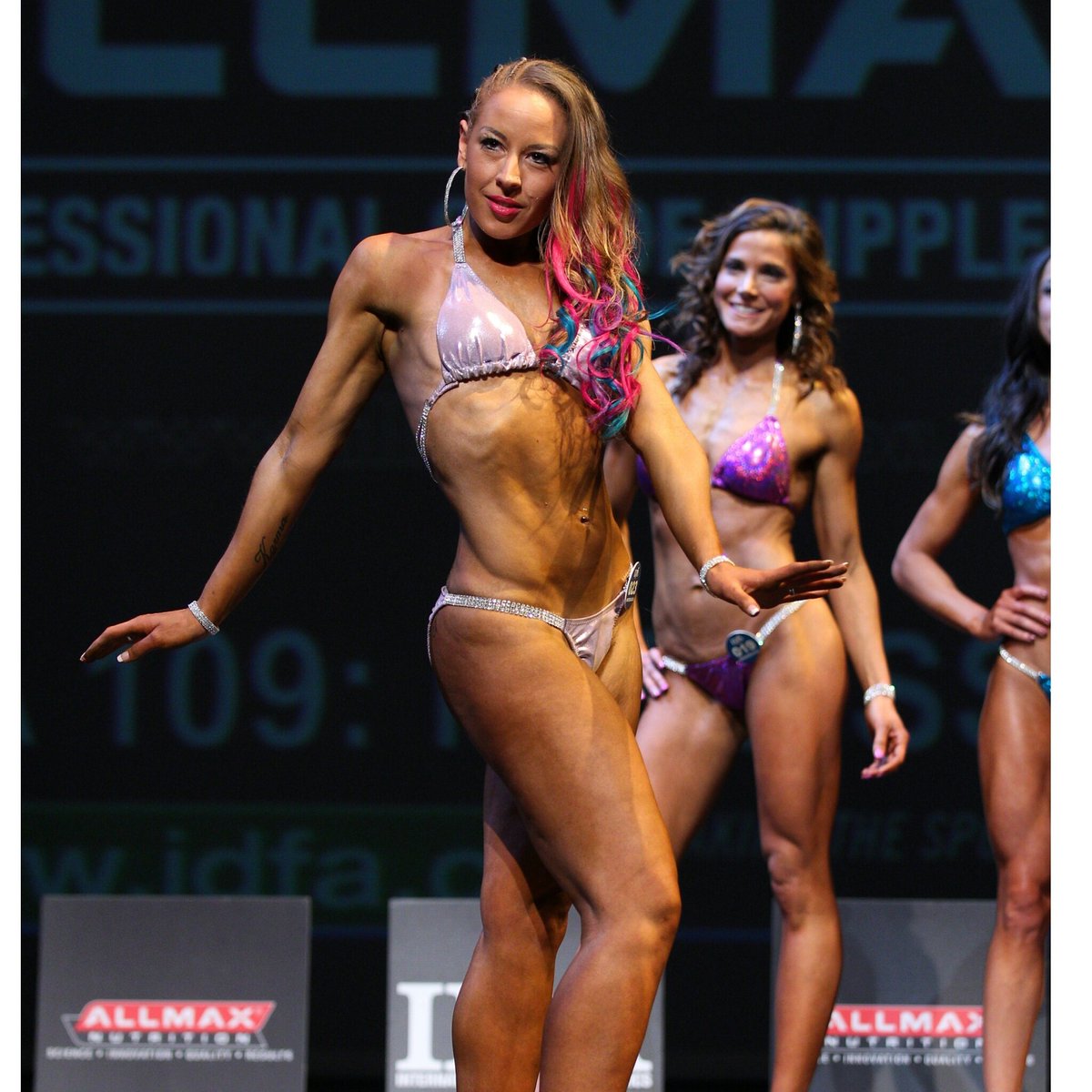 flashybadasss's tweet photo. Been off twitter a while but this happened in the meantime... #bikini #competition #weightloss #pose #fit #fitness #muscles https://t.co/JfRNP8DePz