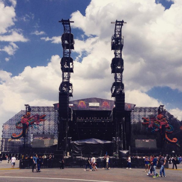 velran's tweet photo. #LaMúsicaTeHaceVolar #LollaRMX #Lollapalooza  en el Vive Latino 2016 que mal que no tome fotos a prodigy y es que me la pase saltando ImI https://t.co/RRumqNvHKw