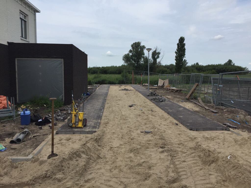 Het doodlopend straatje aan het #twiske #oostzaan is bijna gereed, de verhuiswagens kunnen over 2 weken komen uitvoering door <a href="/GiesbersRdam/">GiesbersRotterdam</a>