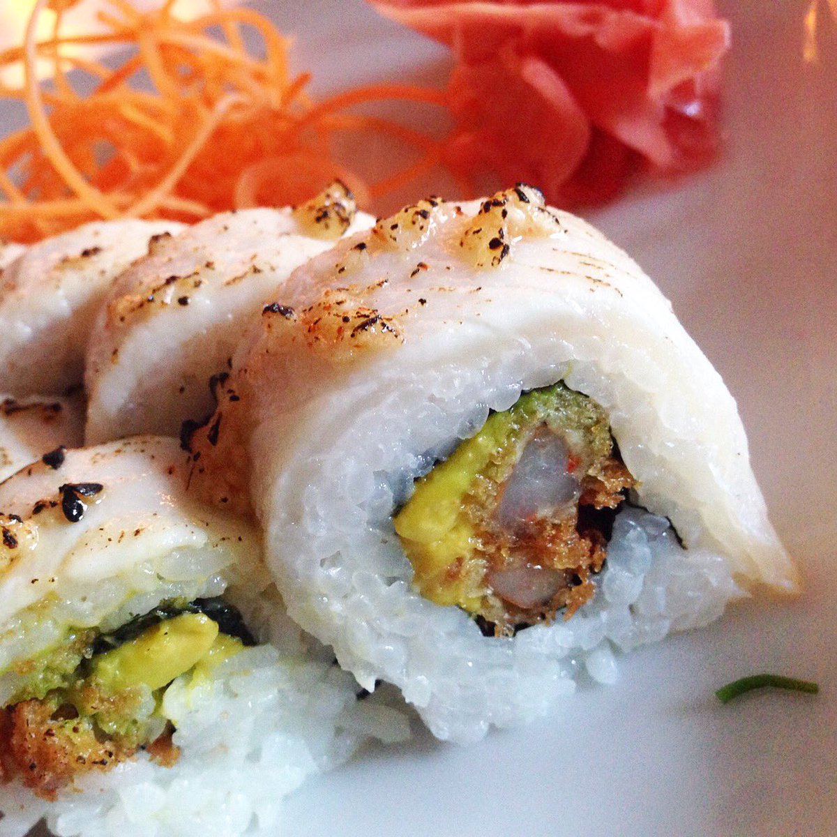 #FromTheSushiBar Carite Topped Roll: camarón tempura, aguacate y carite flameado. 🍣 #mixrest #foodtoshare