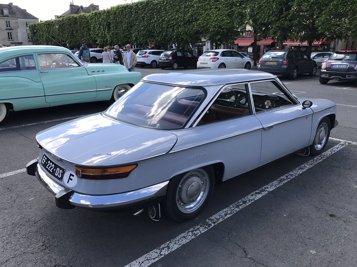 Take そして近くの駐車場で旧車ミーティングをやっていて フランスの珍車panhard パンアールまたはパナール を初めて見た オーナーはとても優しいフランス人のおじちゃんで 運転席に座れと言ってくれました France Panhard Car T Co