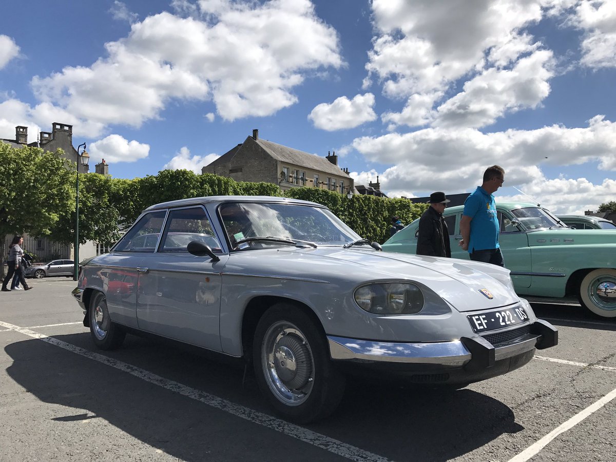 Take そして近くの駐車場で旧車ミーティングをやっていて フランスの珍車panhard パンアールまたはパナール を初めて見た オーナーはとても優しいフランス人のおじちゃんで 運転席に座れと言ってくれました France Panhard Car T Co