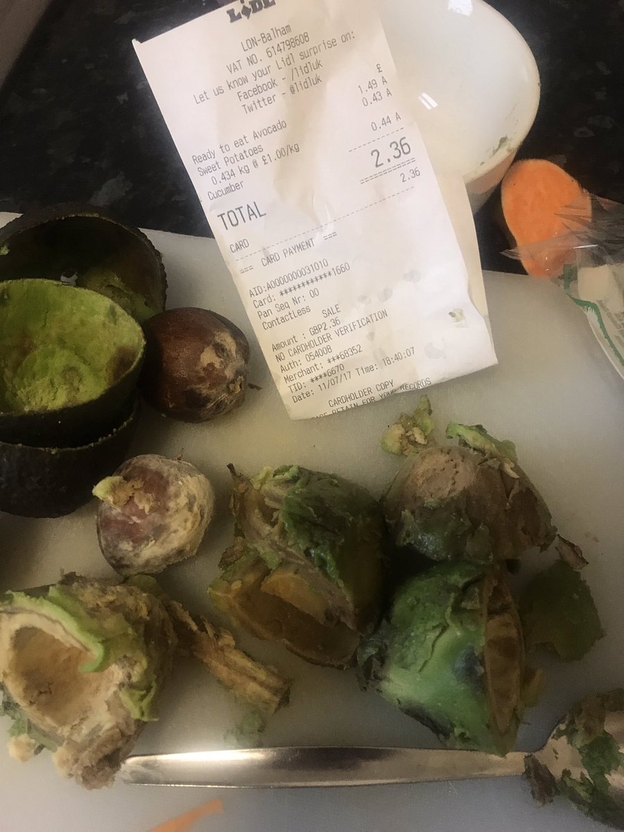 AmyRyan09's tweet photo. Not so fresh avocado! Just bought these absolutely gutted! @LidlUK https://t.co/qDDHllqVIo