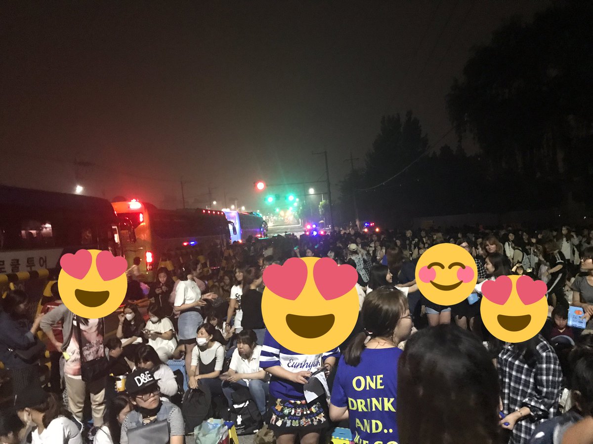 magisj's tweet photo. 💕💕170712 3am #Hyukjae!! how can you handle fans from 15 buses aside from those who went personally?? We are all touched!!! 👏👏👏 https://t.co/Bf3VQQmaQR