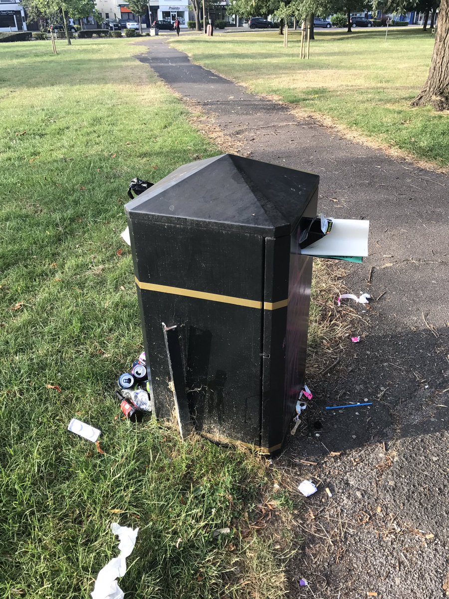 Please get this mess sorted @SouthendBC #chalkwell