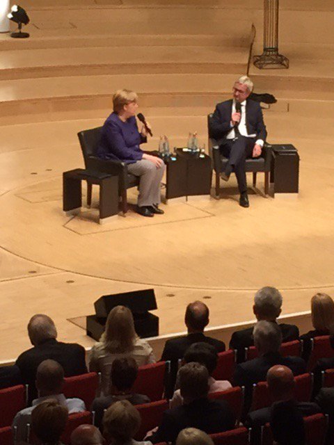 Politisches Forum Ruhr: <a href="/Joerg_Quoos/">Jörg Quoos</a> sehr gut vorbereitet, stellt Kanzlerin Angela Merkel viele Fragen, hakt nach. #Essen #pfr17 #waz