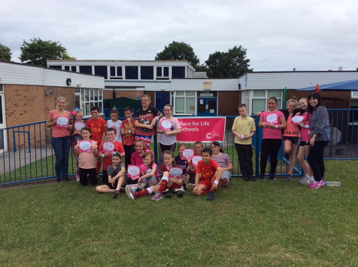 OLSSMissHahnel's tweet photo. Showing our support! #Raceforlife2017 🏃🏽‍♀️🏃🏽🌟🏁👏🏽 @MissDaltonOLSS @olssMrsJ @OurLadyStarSea https://t.co/SHf612DktV