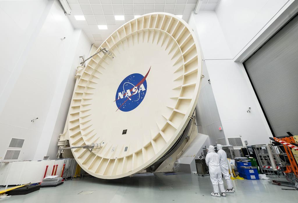 Engineers watch as Chamber A’s colossal door closes at NASA’s Johnson Space Center in Houston.Credits: NASA/Chris Gunn