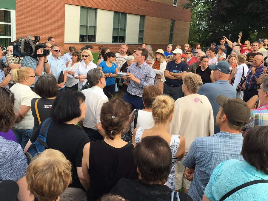 ICYMI: Overflow crowd at Vanier meeting on shelter plans - 1310news.com/2017/07/11/ove… #ottnews https://t.co/ATeDjsdWkO
