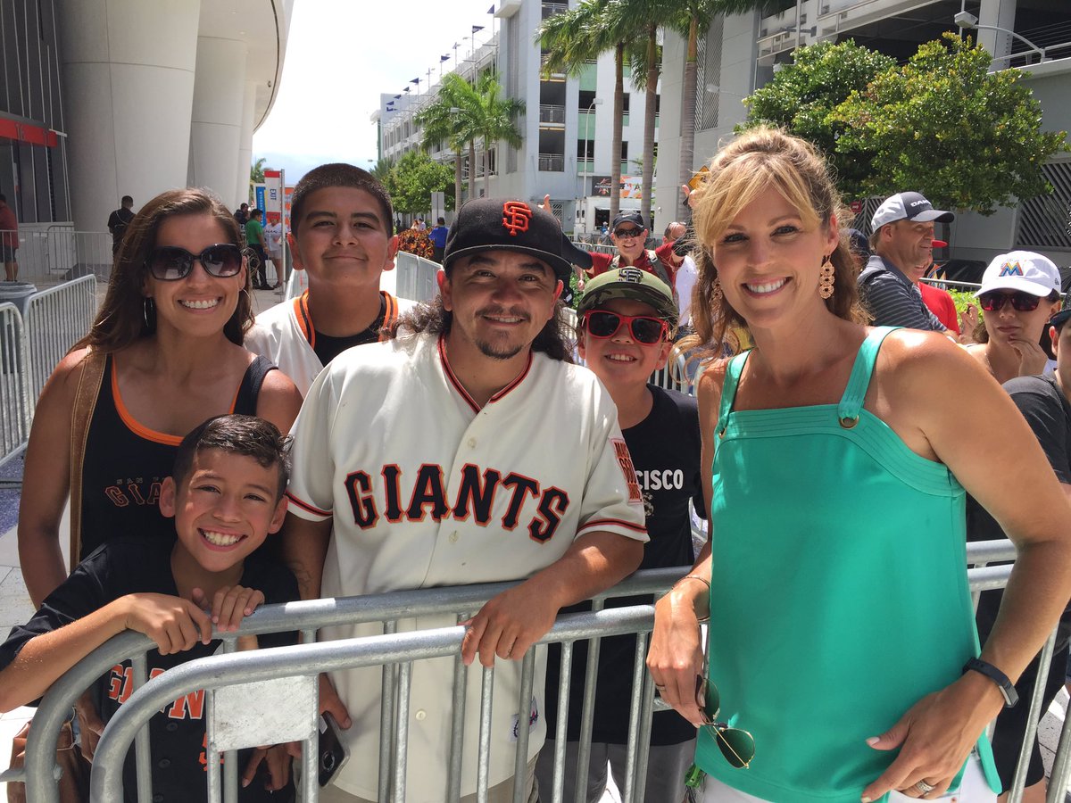 amygmultimedia's tweet photo. Gamers! These @sfgiants fans traveled from Santa Cruz to see Buster Posey.
#AmyGatASG #allstargame2017 #trinaturk #trinaturkburlingame https://t.co/wZz7bGai2t