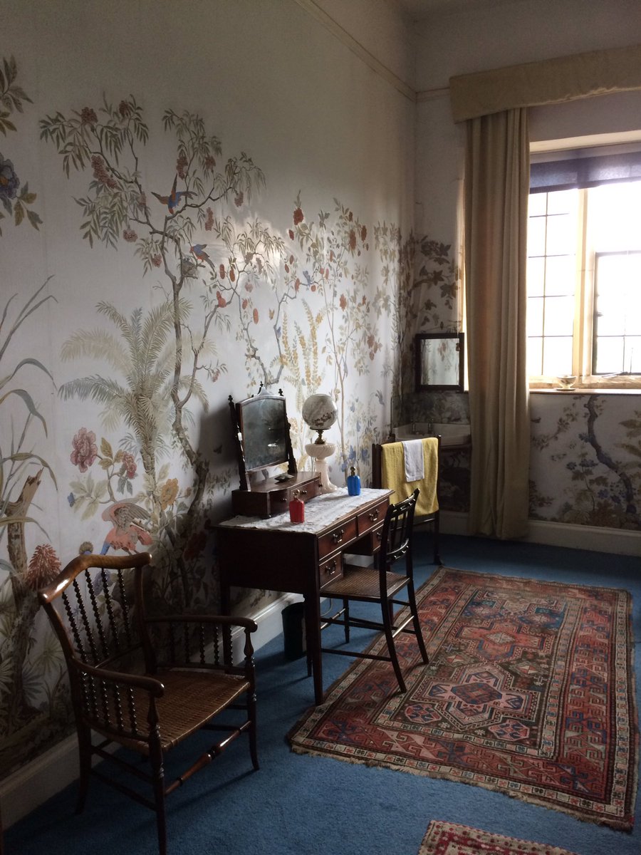 CasleyCath's tweet photo. Extraordinary interiors on work outing #busmansholiday #colleagues #wallpaper https://t.co/lbEXf8utCD
