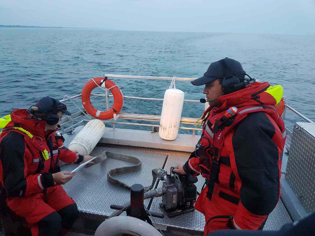 PARA_Rescue's tweet image. Training crew tonight going over the practical portions of @CCGACA Phase 1 and Phase 2 training