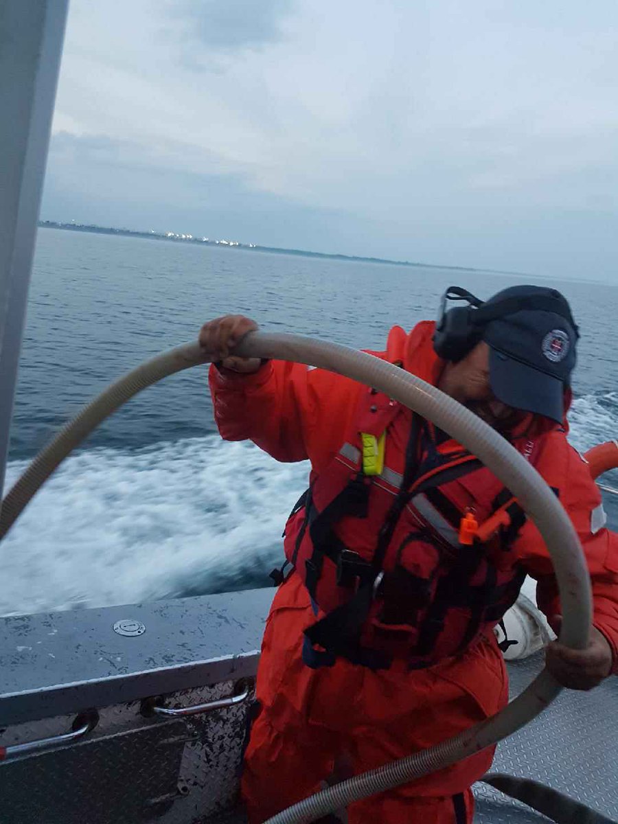 PARA_Rescue's tweet image. Training crew tonight going over the practical portions of @CCGACA Phase 1 and Phase 2 training