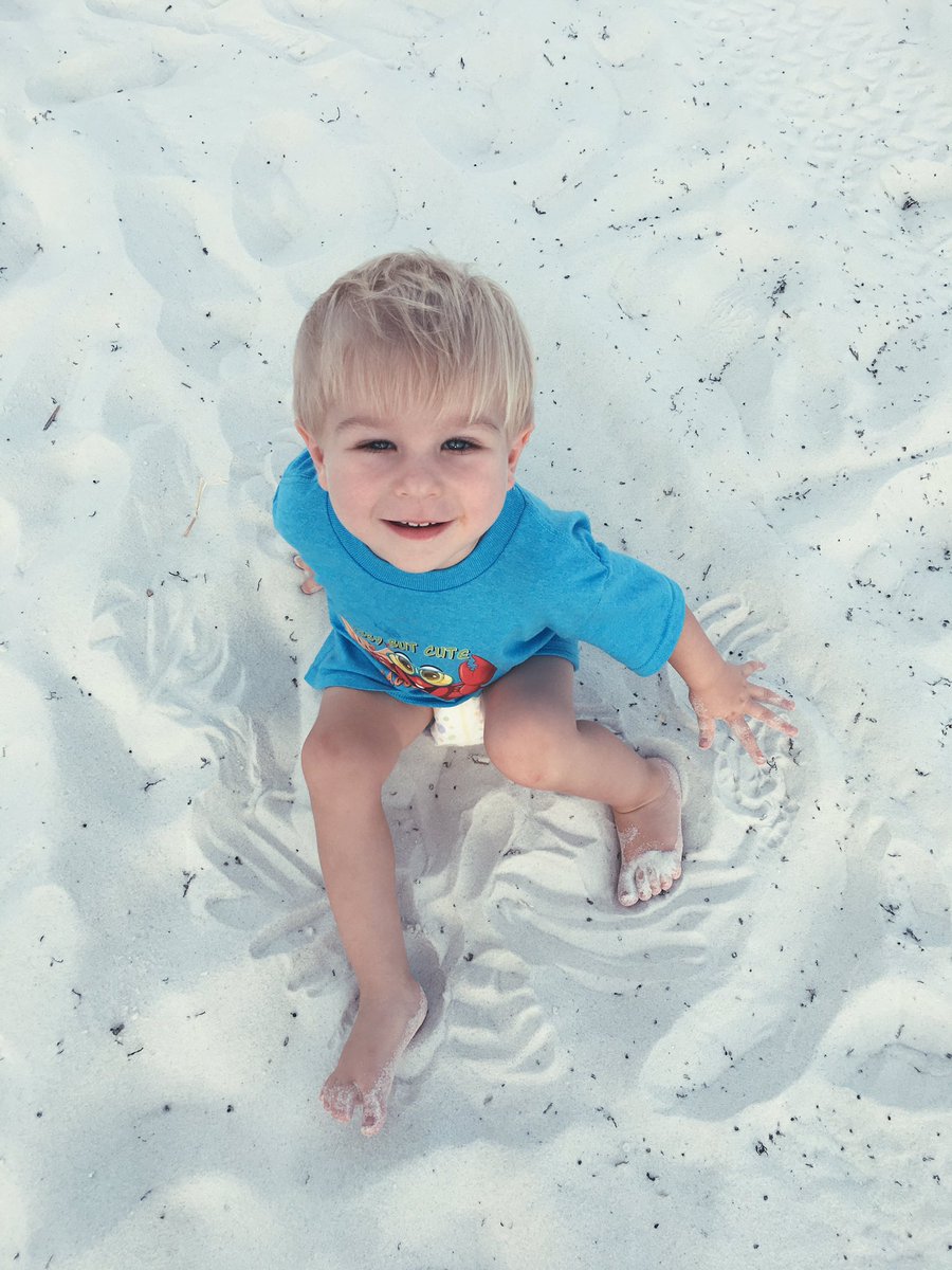 katyalexander_'s tweet photo. baby on da beach https://t.co/whJbv4GT9z