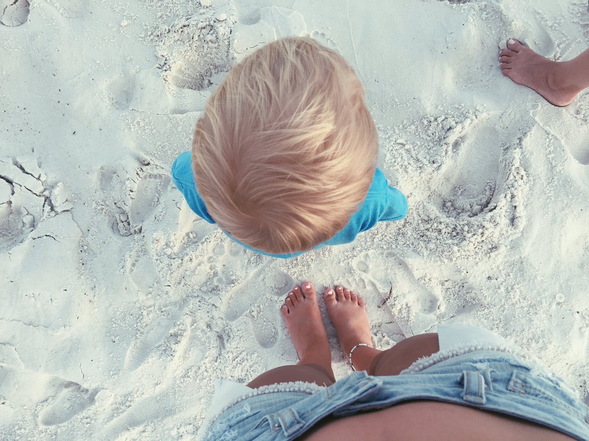 katyalexander_'s tweet photo. baby on da beach https://t.co/whJbv4GT9z