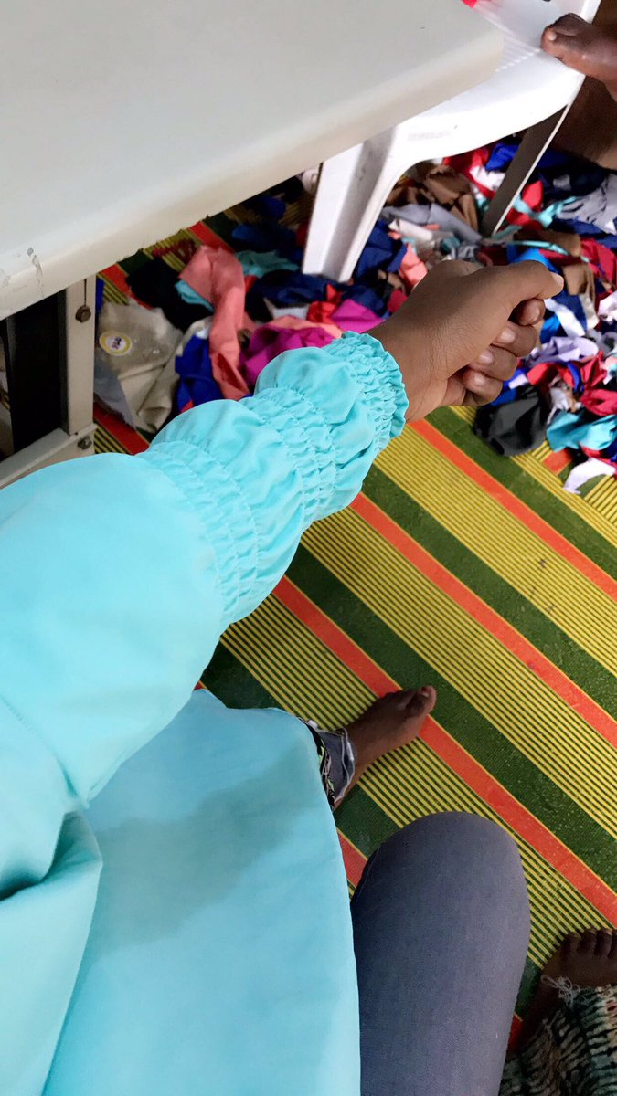 Mss_Deeynah's tweet image. I sell very nice and affordable hijabs made out of highly qualitative materials ! Please retweet , my customer might be on ur TL 🙏🙏