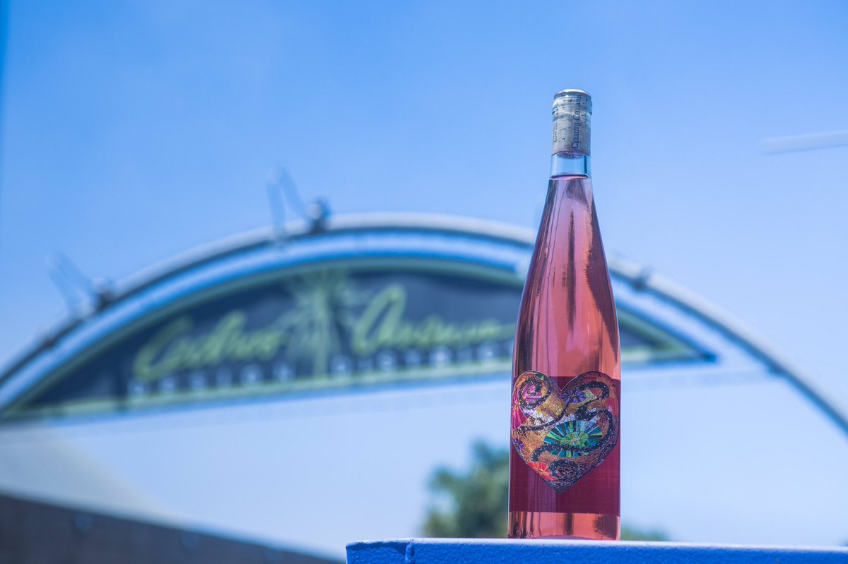 Treat yourself to a happier hour! We give $3 OFF glasses and $5 OFF bottles Monday - Friday 2-6pm 🍷🤗🍷